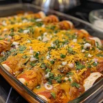 Enchiladas en un plato, mostrando su textura jugosa y dorada.