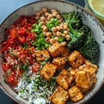 Plato de Buddha Bowl Antiinflamatorio con tofu crujiente, arroz basmati integral y verduras asadas.