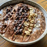 Tazón de avena de chocolate con ingredientes visibles.