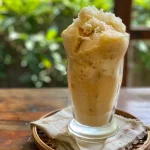 Batido de pera cremoso en primer plano con helado.