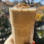 Un batido de plátano con mantequilla de almendras en un vaso.