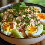 Ensalada de atún y huevos, mostrando ingredientes frescos y colores vibrantes.