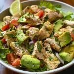 Receta de Ensalada de Pollo con Aguacate en un bol, con colores vibrantes de los ingredientes.