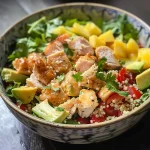 Vista lateral de una ensalada de pollo hawaiana con ingredientes frescos.