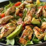 Vista lateral de una ensalada con ingredientes frescos como tomate y maíz.