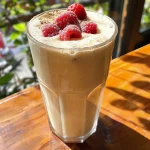 Licuado de masa muscular con leche de almendras, plátano y frutos rojos.