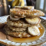 Un primer plano de sabrosos panqueques de avena y plátano en un plato.