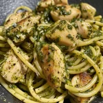 Pasta de Pollo con Pesto servida en un plato blanco.