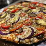 Pizza de verduras asadas con berenjenas, pimientos y cebollas, vista lateral.