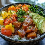 Tazón de poke vegano con tofu, aguacate y verduras frescas.