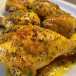 Primer plano de pollo a la mostaza, mostrando su jugosidad y textura.
