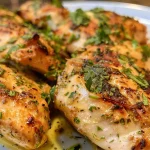 Pollo jugoso con aderezo de yogur, visto desde un lado.
