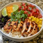 Tazón de pollo con arroz, especias y queso, decorado con cilantro fresco.