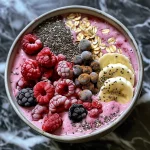 Tazón de smoothie de vainilla y frutos rojos con textura espesa y color vibrante.