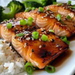 Tazón de salmón teriyaki con brócoli en primer plano, mostrando ingredientes frescos.