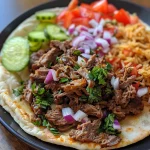 Tazón de shawarma de carne molida con arroz, vegetales frescos y salsa tahini.