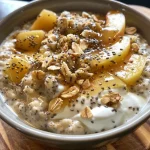 ['Avena proteica con durazno y crema en un recipiente.', 'Tazón de avena con durazno, crema y semillas de chía.', 'Desayuno saludable de avena con fruta fresca y yogur.', 'Close up de avena con durazno, miel y granola.']