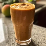 ['Batido de ciruela y manzana en un vaso, con semillas de chía visible.', 'Close up de un batido de ciruela y manzana en un vaso transparente.', 'Vaso con batido de ciruela y manzana, decorado con semillas de chía.', 'Batido saludable de ciruela y manzana, con textura cremosa en un vaso.']