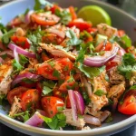 ['Ensalada de pollo cajún con aguacate y tomate.', 'Primer plano de ensalada de pollo cajún presentada en un plato.', 'Receta de ensalada de pollo cajún con ingredientes frescos.', 'Ensalada colorida de pollo cajún lista para servir.']