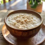 ['Primer plano de ingredientes para limpieza intestinal con linaza.', 'Vista lateral de harina de linaza y kéfir en un tazón.', 'Composición de ingredientes para receta de linaza y kéfir.', 'Ingredientes saludables para limpiar el intestino, incluyendo linaza.']