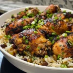 ['Pollo jerk jugoso servido con arroz y guisantes.', 'Plato de jerk chicken con arroz y frijoles rojos.', 'Close up de pollo a la parrilla con guarnición de arroz y guisantes.', 'Porción de pollo jerk acompañado de arroz y frijoles.']
