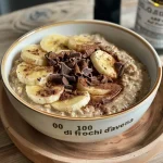 ['Porridge de avena con plátano y cacao en un tazón.', 'Tazón de avena con rodajas de plátano y espolvoreado de cacao.', 'Close-up de un delicioso porridge de avena con frutas y chocolate.', 'Vista lateral de porridge fit de avena, plátano y cacao.']