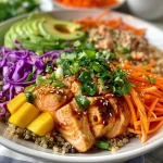 ['Tazón de salmón con quinoa, mostrando ingredientes frescos y coloridos.', 'Ensalada de quinua con salmón, mango y vegetales frescos en un tazón.', 'Primer plano de un tazón de quinoa con salmón y verduras.', 'Receta de salmón con quinoa, presentando ingredientes vibrantes y saludables.']