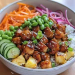 ['Tazón de pollo teriyaki con ingredientes frescos y coloridos.', 'Primer plano de un poke bowl de pollo teriyaki con verduras y salsa.', 'Teriyaki Chicken Poke Bowl con arroz, pollo y guarniciones variadas.', 'Vista lateral de un poke bowl de pollo teriyaki lleno de ingredientes saludables.']