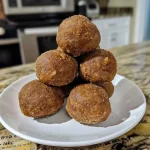 ['Primer plano de bolas de proteína de jengibre Low Carb.', 'Bolas de proteína de jengibre en vista lateral, jugosas y deliciosas.', 'Detalle de bolitas de jengibre con textura apetitosa.', 'Imagen de bolas de proteína de jengibre Low Carb con ingredientes visibles.']