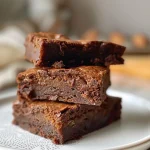 ['Brownies de calabaza saludables con chocolate oscuro.', 'Deliciosos brownies de calabaza en un plato.', 'Close-up de brownies saludables de calabaza.', 'Brownies de calabaza con chispas de chocolate.']