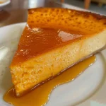 ['Flan de calabaza con caramelo líquido, visto de lado.', 'Detalle del flan de calabaza y leche condensada en un plato.', 'Flan cremoso de calabaza con textura suave y brillo.', 'Porción de flan de calabaza presentado elegantemente.']