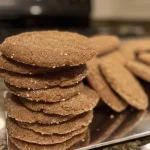 ['Galletas de jengibre veganas en primer plano, decoradas y apetitosas.', 'Vista lateral de galletas veganas de jengibre, mostrando su textura.', 'Detalle de galletas de jengibre veganas, listas para disfrutar.', 'Galletas veganas de jengibre, con un acabado atractivo y delicioso.']