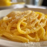 ['Pasta frola de membrillo vista lateral, con una textura dorada y jugosa.', 'Primer plano de una Pasta frola de membrillo, resalta su relleno y masa.', 'Detalle de Pasta frola de membrillo, mostrando su corte y relleno de dulce.', 'Pasta frola de membrillo en un plato, con un fondo sencillo que resalta su color.']