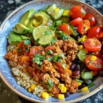 ['Plato de pavo molido alto en proteínas con quinoa y verduras.', 'Receta de pavo molido con arroz marrón, frijoles y vegetales.', 'Detalle de comida preparada con pavo, quinoa y una variedad de vegetales.', 'Comida saludable de pavo molido servido con acompañamientos coloridos.']