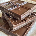 Barras de chocolate decoradas con telarañas y espolvoreadas con arañas de chocolate.