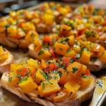 Bruschetta de calabaza fresca en rebanadas de baguette.