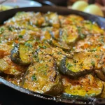 Rodajas de calabacín al horno doradas y jugosas.