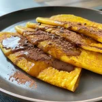Crepes de calabaza rellenos de chocolate en un plato.