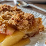 Primer plano de un Crumble de Manzana Sin Manteca, con trozos jugosos de manzana.