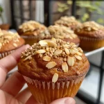 Cupcakes de zanahoria decorados con glaseado.