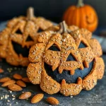 Galletas en forma de dedos de bruja decoradas con almendras.