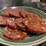 Dedos de bruja low carb con salchichas y almendras.