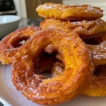 Donas de calabaza con glaseado de café y leche vista lateral.