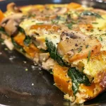 Frittata de pavo sobrante vista lateral, con ingredientes coloridos.