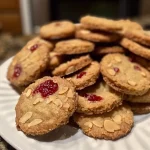 Galletas Dedo de Bruja decoradas con almendras y gel rojo.