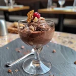 Mousse de chocolate con vino tinto en un elegante vaso.