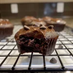 Muffins de proteína de chocolate en primer plano.