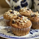 Muffins de yogur, avena y arándanos en una mesa.