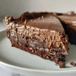 Pastel de chocolate y malvavisco proteico en un plato.