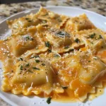 Ravioles de calabaza cremosos en un plato.